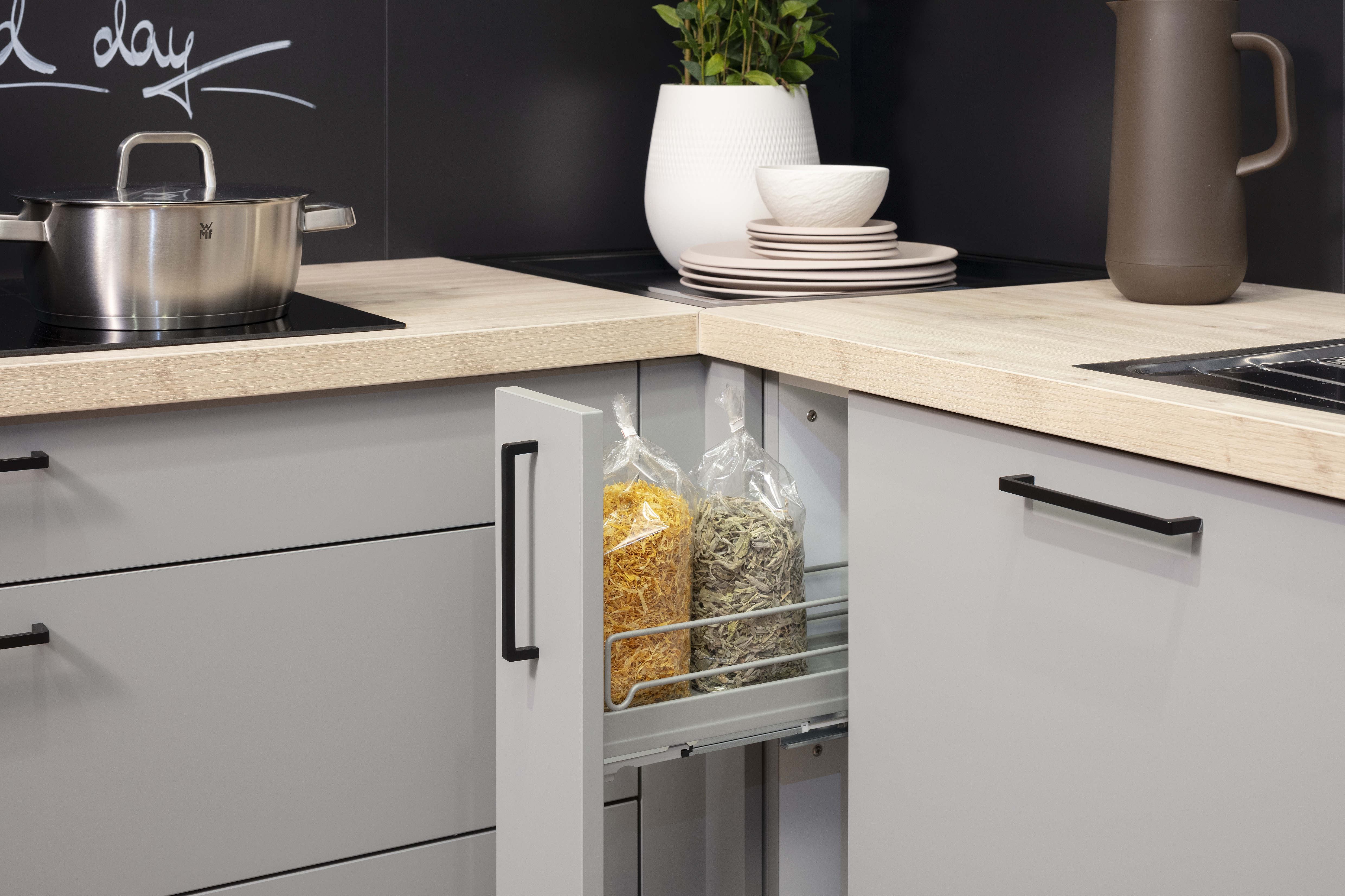 Häcker-Küche in Perlgrau Lacklaminat mit Arbeitsplatte in Sommereiche-Dekor und Apothekerauszug. 