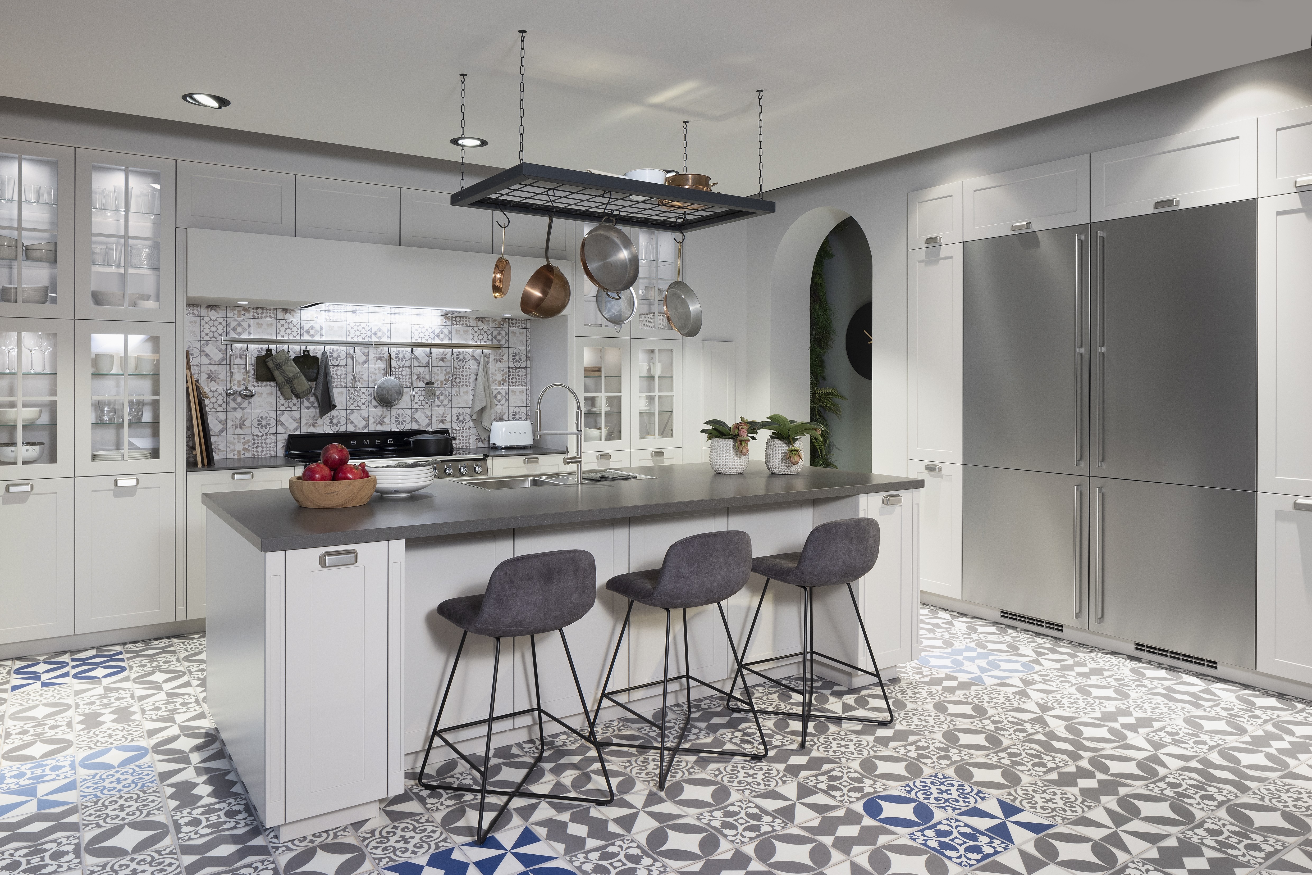 APL: 809 Epic Ash Grain Korpus: 122 Sand Front: 788 Lack, Sand matt  Griff: Aufschraubgriffmuschel Edelstahl-farbig Geräte: Smeg Armatur: Nobili Spüle: Rodi  Features: Landhaus modern, neue Front, Landhaus Backofen von Smeg, bedruckte Fliese als Nischenrückwand, beleuchtete Vitrinen mit Gitter (Landhaus), neue Griffmuschel, eingekofferte Schranklösung, 70er Geräte Einbaukühlschrank mit Front Inox in Edelstahloptik, Thekenlösung mit Barhockern, Dunstabzug als Esse eingebaut, Lichtlösung Dunstabzug. 