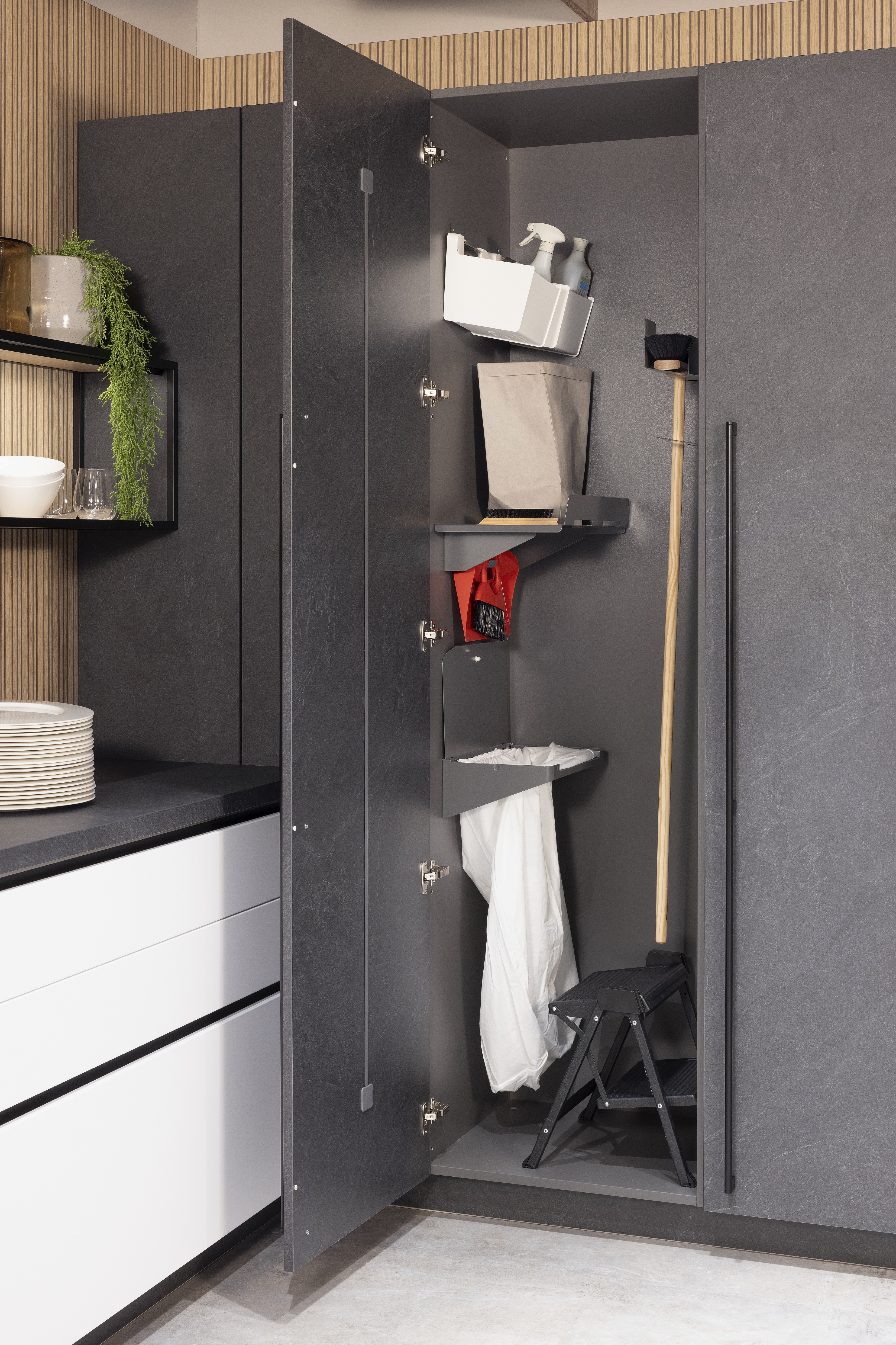 Korpus: 191 Alpinweiß Front:  Grauschiefer NB Griff: Schwarz   Features: HWR-Schrank, Griffe schwarz Metall