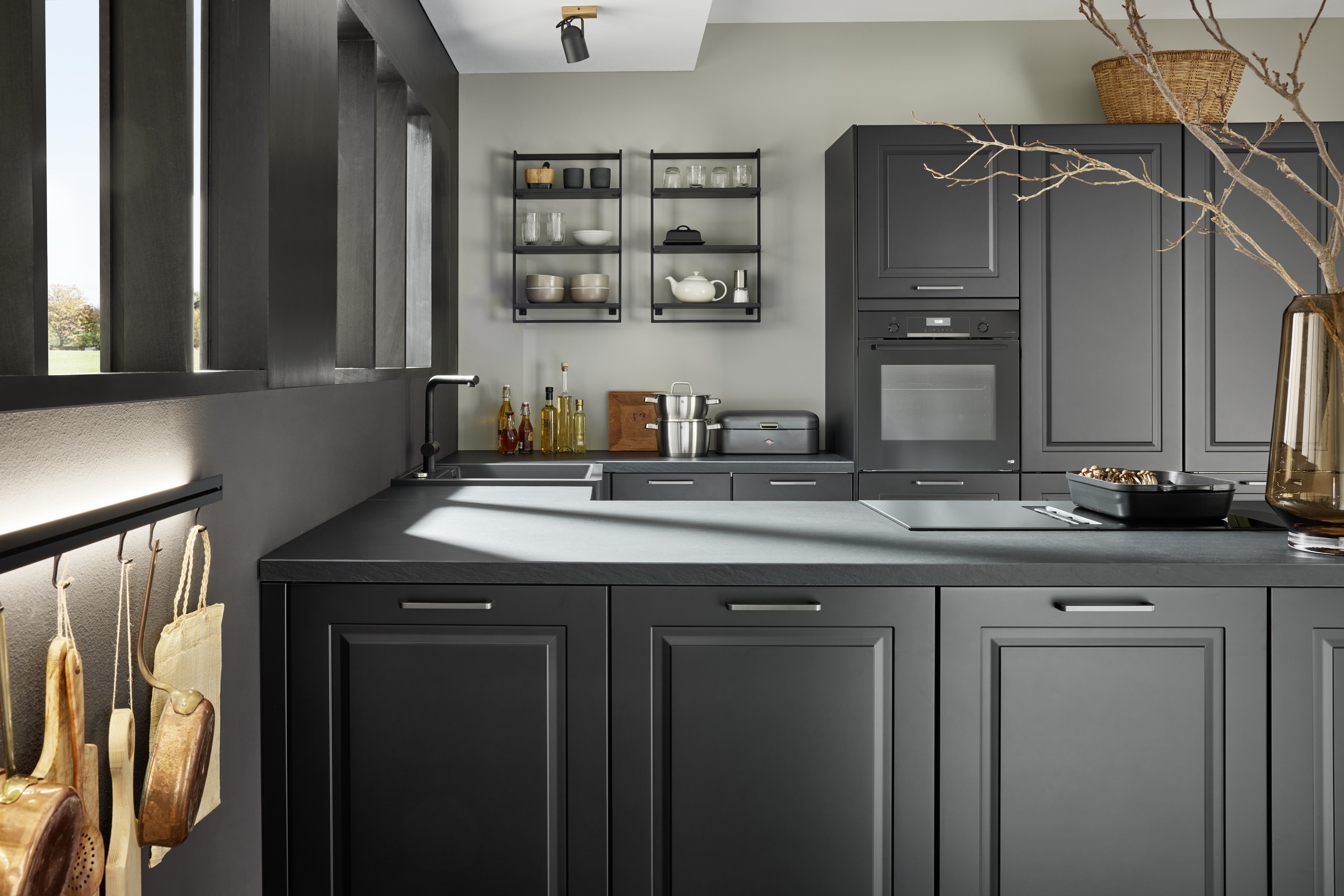 NOBILIA Sylt schwarz mit Bosch Geräten - Gegenschuss