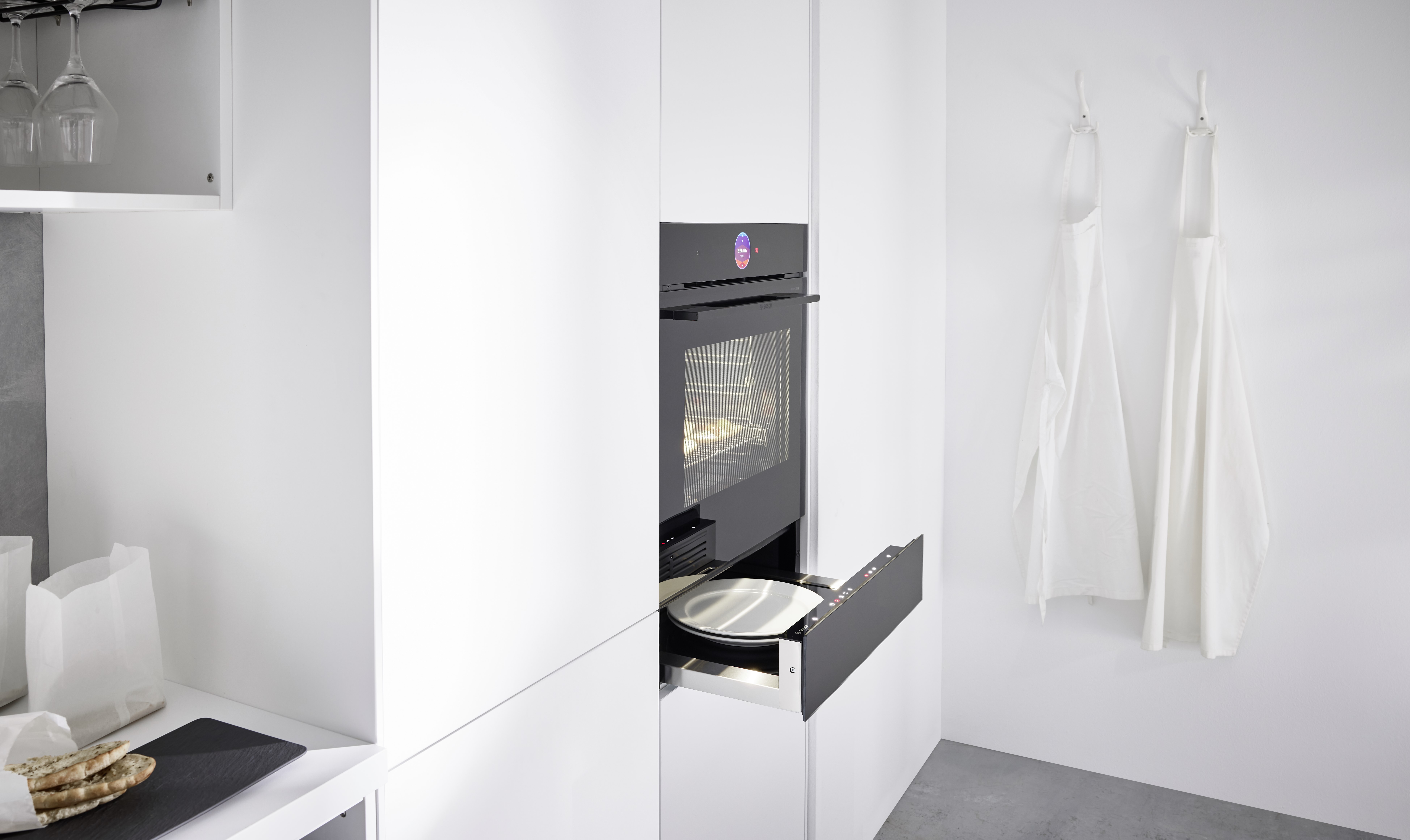 NOBILIA Alpinweiß mit Bosch Geräten - Fokus auf Backofen mit Wärmeschublade, Einbaugerät in schwarz mit digitaler Anzeige und Touch