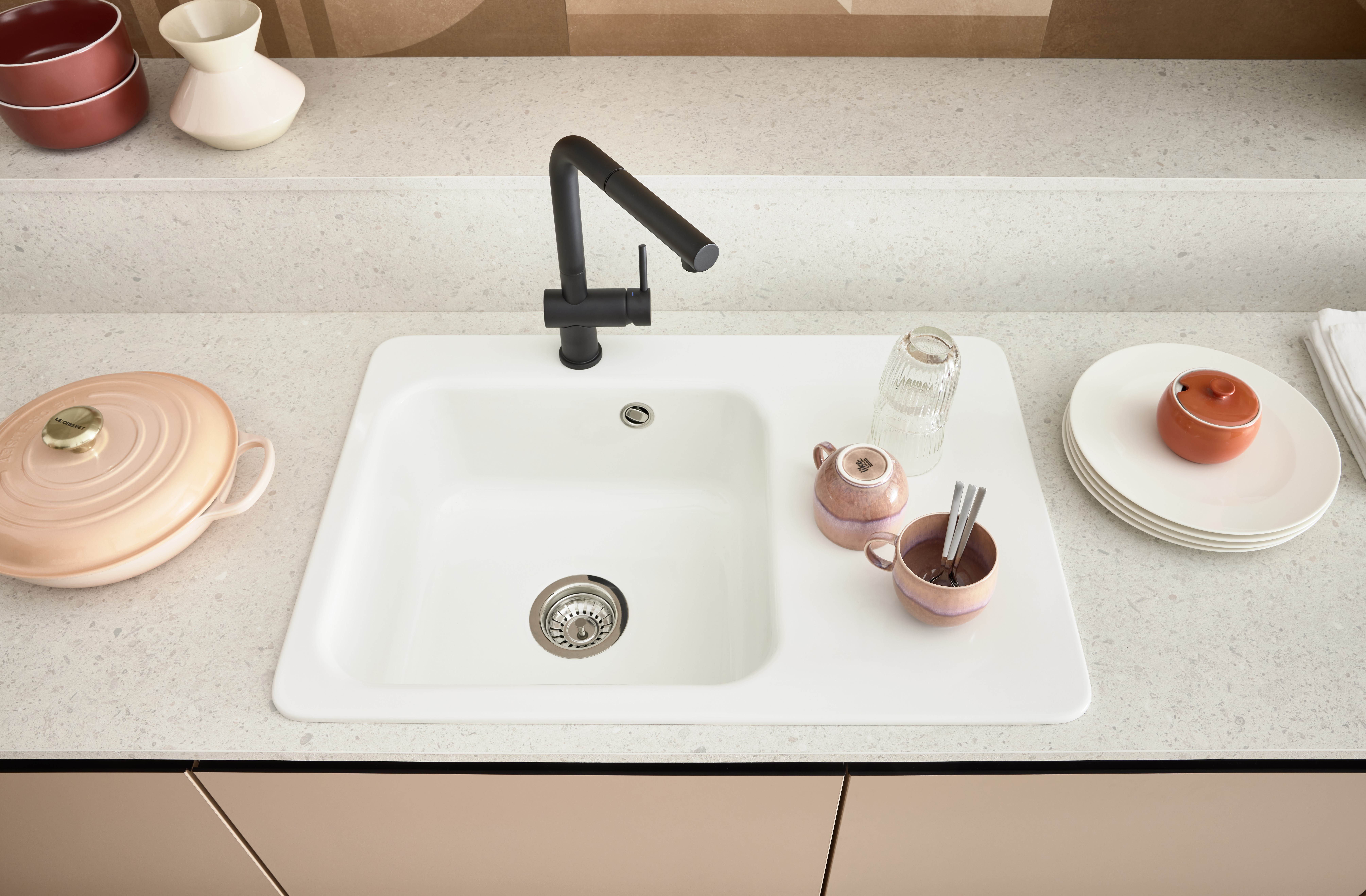 NOBILIA Koralle mit systemceram Spüle und Armatur, weiße Keramikspüle und schwarz,matter Armatur