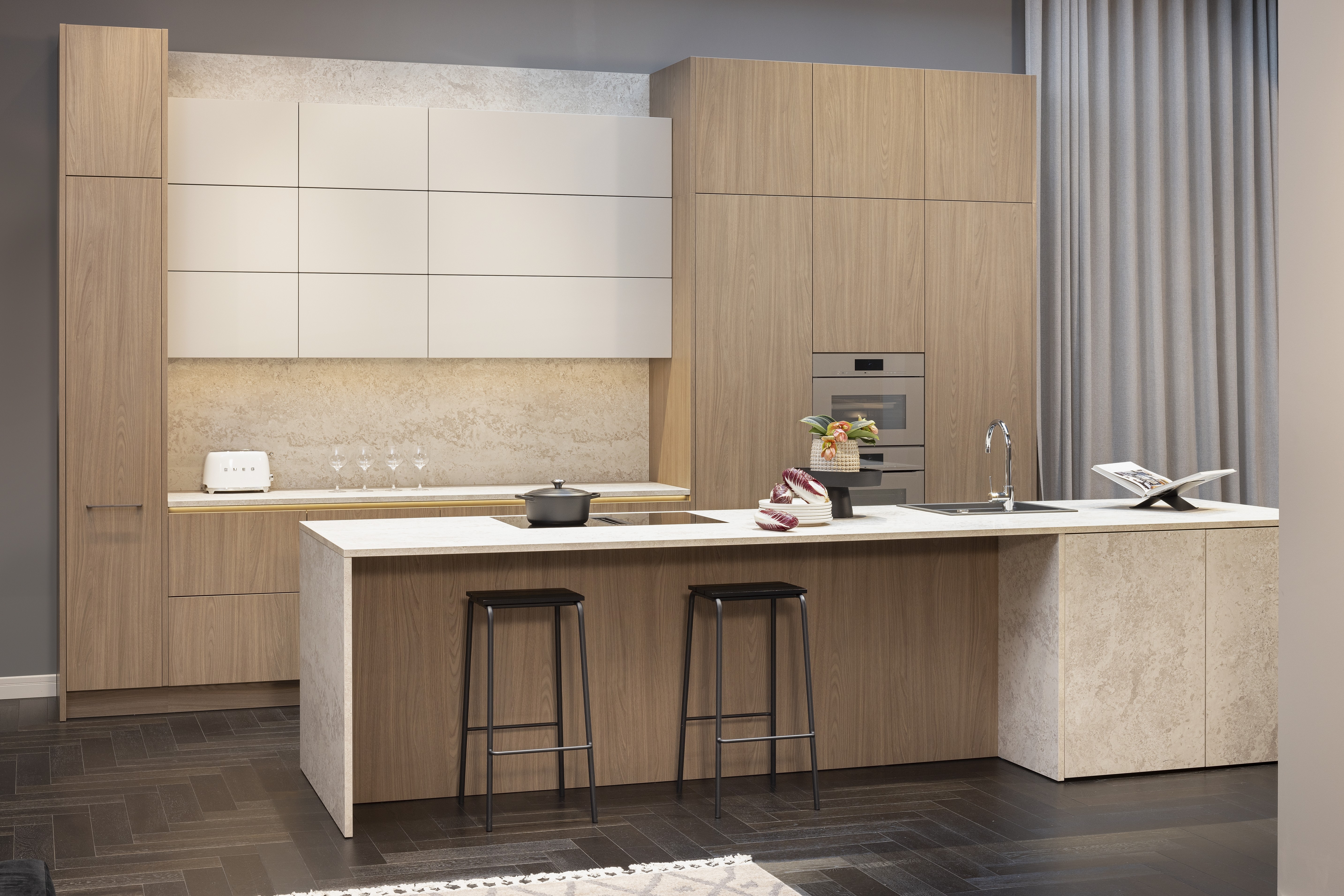 APL: 144 Granit-beige Repro 25 mm Front: AV 2020 Luxor-braun Melaminharzbeschichtung (PUResist, PURemmision) Korpus: 4059 Titan Griff: PTO, Kehlleiste Graphit gebürstet Kehlleiste Graphit gebürstet Geräte: Miele, SMEG Armatur: Blaupunkt Spüle: Blaupunkt  Features: APL = Nischenrückwand, Griffleiste beleuchtet, Thekenlösung, Oberschrank beleuchtet, Auszüge mit Glas, klare Linienführung auch an den Wangen, Front modern kassettiert, Theke ohne Sockel, architektonische Linienführung, Elektrogeräte Pearlbeige.